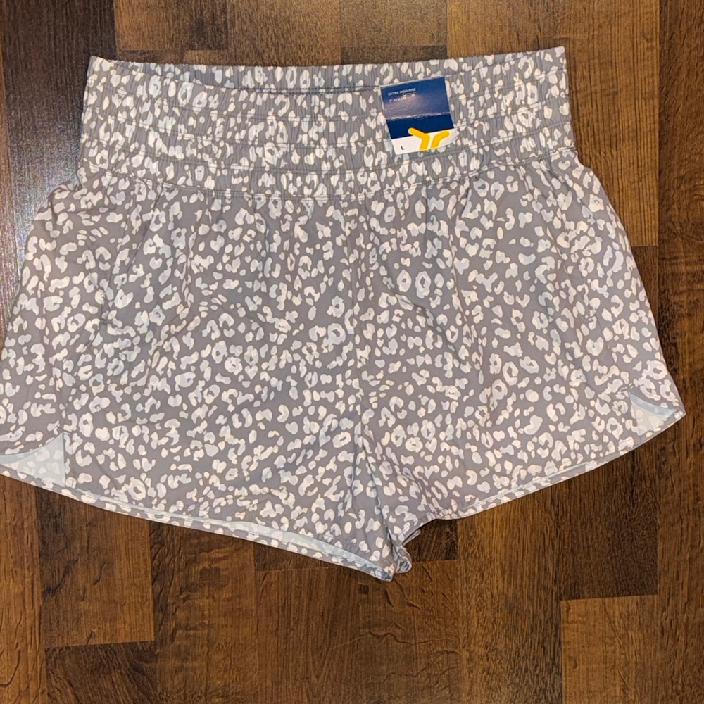 NWT Women’s Light Gray Leopard Print High Waist Active Quick Dry Shorts (size L)